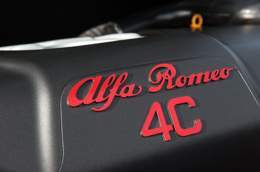 Моторный отсек Alfa Romeo 4C 2015 года  (UK) (фото 45 из 45)
